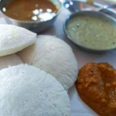 Idli sambar rice discs with sauce