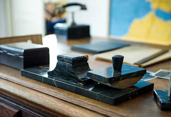 image of Oskar Schindlers desk as shown in the museum