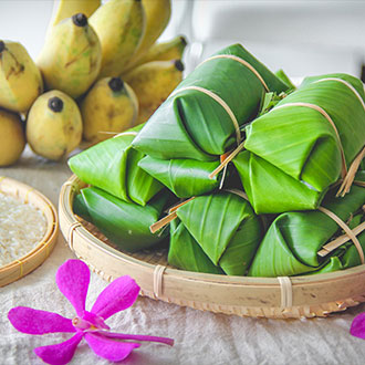 sticky rice with coconut cream served