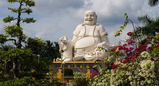 The gigantic sitting buddha at the Vinh tranh Pagoda