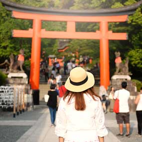 lady travelling in japan visits fujimi inari in kyoto whilst on her holiday tour