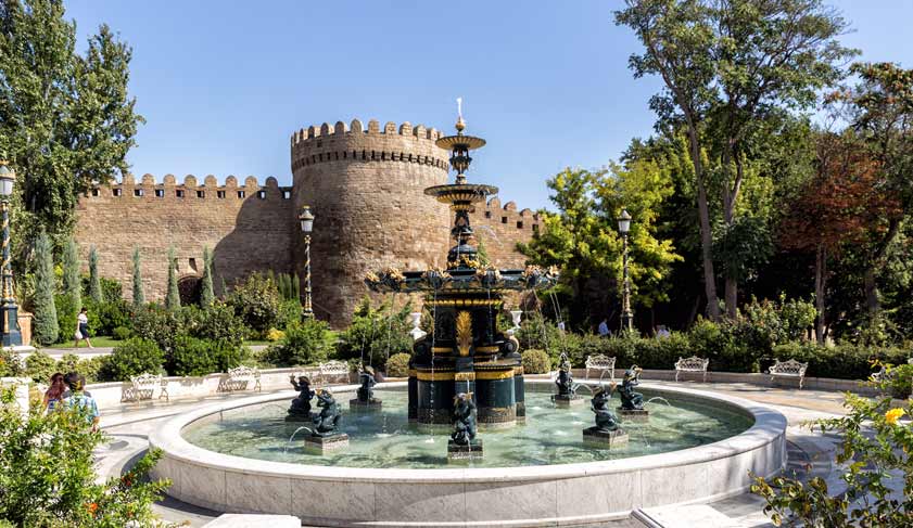 Philharmonic Fountain Park near the Old City in Baku, Azerbaijan._749387095.jpg